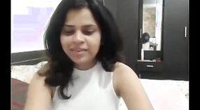 Indisches College-Mädchen mit großen Brüsten und Freund engagiert sich im dampfenden sex-chat 25 min 40 s