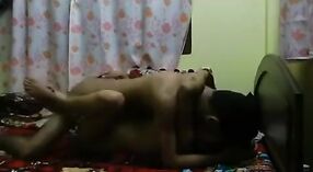 インドのポルノビデオは、寝室で義理の兄弟とセックスをしている10代の女の子を特徴としています 1 分 00 秒