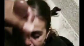 Deepthroat ação com um Desi menina em uma villa 2 minuto 20 SEC