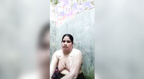 Cinta de sexo bangla captura la hora del baño desnudo de la esposa Desi 1 mín. 20 sec