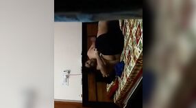 Bhabhi indiano trai o marido com uma câmara escondida 5 minuto 00 SEC