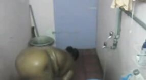 Tante indienne au corps potelé se masturbe sur une caméra cachée 3 minute 40 sec