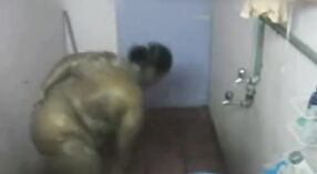 Bibi India dengan tubuh gemuk masturbasi di kamera tersembunyi 5 min 00 sec