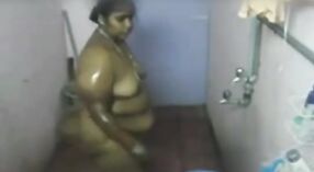 Tante indienne au corps potelé se masturbe sur une caméra cachée 5 minute 20 sec