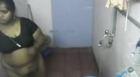 Tante indienne au corps potelé se masturbe sur une caméra cachée 1 minute 00 sec