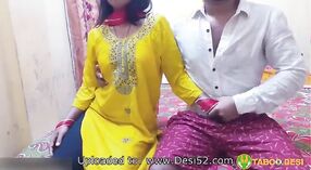 Грудастая индийская жена шалит со своим пропитанным маслом партнером в этом ХХХ секс видео 1 минута 20 сек
