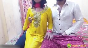 Грудастая индийская жена шалит со своим пропитанным маслом партнером в этом ХХХ секс видео 1 минута 50 сек