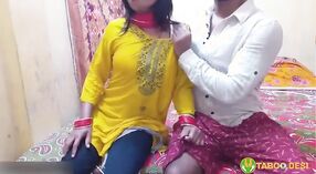 Une femme indienne aux gros seins devient coquine avec son partenaire imbibé d'huile dans cette vidéo de sexe xxx 0 minute 50 sec