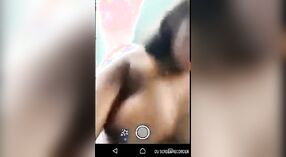 Desi meisje pronkt met haar sappige borsten in een stomende video-oproep 2 min 00 sec