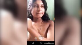 Desi meisje pronkt met haar sappige borsten in een stomende video-oproep 3 min 10 sec