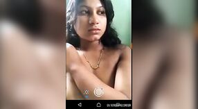 Desi girl exhibe ses seins juteux lors d'un appel vidéo torride 3 minute 20 sec