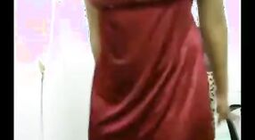 होममेड इंडियन अश्लील व्हिडिओमध्ये तिच्या प्रियकराने मोहात पाडलेल्या मोठ्या बूब्ससह आंटी 7 मिन 50 सेकंद