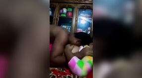 La sex tape à la maison d'un couple de Bangla Desi présente une action MMS intense 1 minute 20 sec