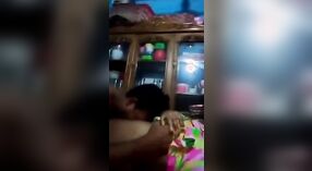 Bangla Desi夫妇的家庭性爱录像带功能激烈的MMS动作 3 敏 20 sec