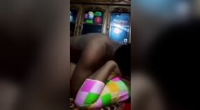 Bangla Desi夫妇的家庭性爱录像带功能激烈的MMS动作 0 敏 0 sec