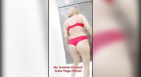 Baştan çıkarıcı kız soyunur ve baştan çıkarıcı bir striptizde anal becerilerini gösterir 2 dakika 00 saniyelik