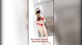 Une fille séduisante se déshabille et montre ses talents anaux dans un strip-tease séduisant 0 minute 0 sec