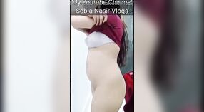 Le strip-tease sensuel d'une pakistanaise mène au sexe anal et à une scène anale torride 2 minute 40 sec