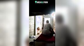Desi bhabhi gets betrapt op Verborgen camera having seks met haar ouder lover 2 min 20 sec