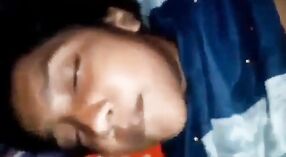Scandalo sessuale Bangla: la vagina stretta di Desi viene forata dal punto di vista di un video per adulti 2 min 00 sec