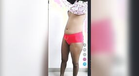 Chica india con coño afeitado y cuerpo perfecto se muestra en cámara en vivo 0 mín. 0 sec