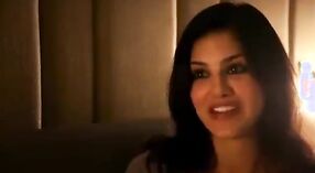 印度色情明星桑尼·利昂（Sunny Leone）与印度演员一起在一个热气腾腾的场景中明星 0 敏 0 sec