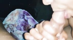 ক্লোজ-আপ অ্যাকশনে দেশি স্লুট একটি গরম ব্লজব দেয় এবং চুদে যায় 8 মিন 40 সেকেন্ড