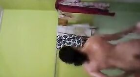 Desi Bhabhi zeigt Ihre Brüste im Badezimmer 1 min 40 s