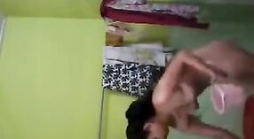 Desi Bhabhi pokazuje swoje cycki w łazience 2 / min 40 sec