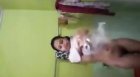 Desi Bhabhi在浴室里炫耀她的胸部 3 敏 40 sec