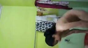 Desi Bhabhi pokazuje swoje cycki w łazience 0 / min 40 sec