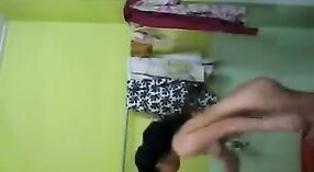 Desi Bhabhi pokazuje swoje cycki w łazience 1 / min 00 sec