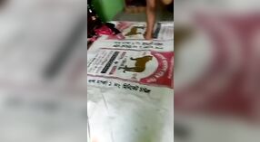 Rekaman seks Bangla menampilkan pria merayu istri untuk striptis yang intens 1 min 50 sec