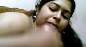 Nächtliches Sexvideo der tamilischen Hausfrau mit dampfender Action 4 min 30 s