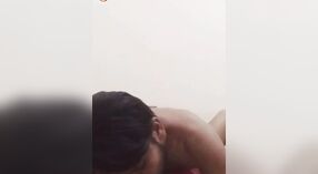 पाकिस्तानी पत्नी हो जाता है नीचे और गंदा के साथ उसके पति में इस भाप से भरा वीडियो 1 मिन 30 एसईसी