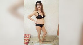 Pakistani moglie ottiene giù e sporco con suo marito in questo steamy video 0 min 40 sec