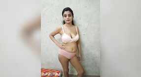 Pakistani moglie ottiene giù e sporco con suo marito in questo steamy video 1 min 00 sec