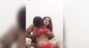 パキスタンの妻がこの蒸し暑いビデオで夫と一緒に落ちて汚い 1 分 10 秒