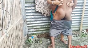 Amateur Indiase Paar enjoys outdoor seks met deepthroat en desi Pijpbeurt 7 min 00 sec