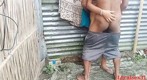 Amateur Indiase Paar enjoys outdoor seks met deepthroat en desi Pijpbeurt 7 min 50 sec