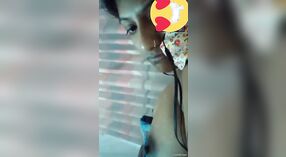 Petite amie indienne sexy montre ses gros seins lors d'un appel vidéo en direct 17 minute 50 sec