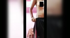 Indian girlfriend kang solo striptease kanggo dheweke pacangan kang rasa 0 min 40 sec