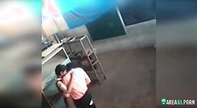 بھارتی استاد seduces طالب علم کے لئے ایک باپ سے بھرا سامنا میں لیک Mms ویڈیو 0 کم از کم 40 سیکنڈ