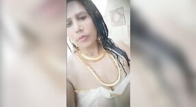 Rondborstige Indiase Porno Ster Mallu Shows af haar slipje in de zwembad 1 min 20 sec