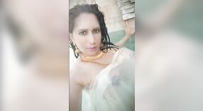 Busty Indyjska Gwiazda Porno W pokazuje swoje majtki w basenie 1 / min 30 sec