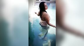 巨乳のインディアンポルノスターマルーはプールでパンティーを披露します 2 分 10 秒