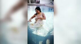 Peituda Indiana Estrela pornô Mallu mostra sua calcinha na piscina 2 minuto 20 SEC