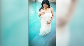 बस्टी इंडियन अश्लील स्टार मल्लू तलावामध्ये तिची लहान मुलांच्या विजार दाखवते 2 मिन 30 सेकंद
