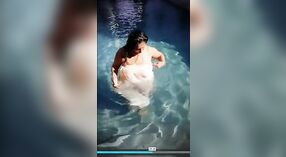 भारतीय पोर्न स्टार से पता चलता है बंद उसके जाँघिया पूल में 0 मिन 0 एसईसी