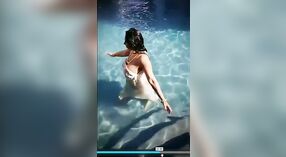 Грудастая индийская порнозвезда Маллу демонстрирует свои трусики в бассейне 0 минута 30 сек